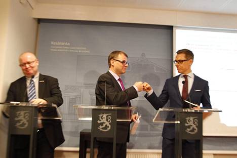 Hallituskumppanit Jari Lindström (ps), Juha Sipilä (kesk) ja Alexander Stubb yhteiskuntasopimusinfossa Kesärannassa.