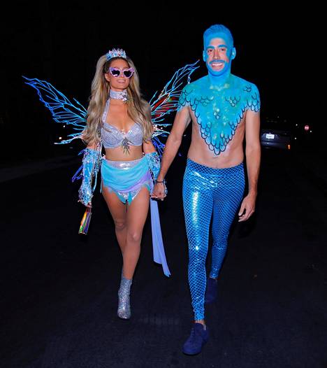 Paris Hilton ja Carter Reum edustivat yhdessä halloweenjuhlissa lokakuussa 2020.