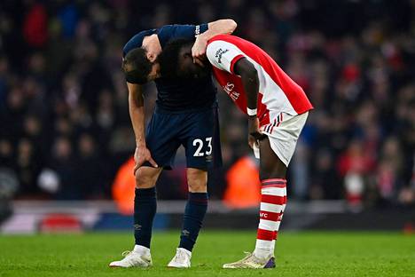 Burnleyn Erik Pieters (vas.) lohdutti Arsenalin Bukayo Sakaa ottelun jälkeen.