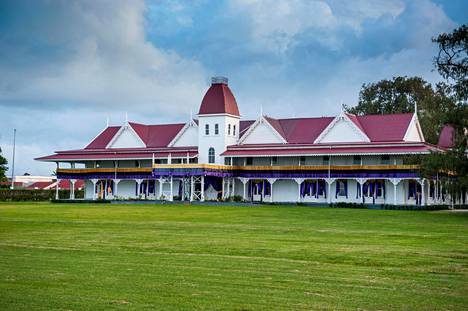 Vuonna 1867 rakennettu Tongan kuninkaallinen palatsi sijaitsee merenrannan läheisyydessä.