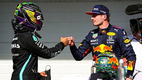 Max Verstappen (oik.) ja Lewis Hamilton kävivät hurjan taistelun Brasiliassa. 