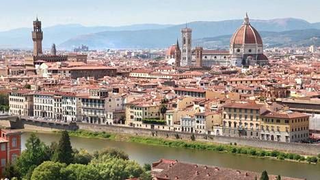 Kupolistaan tunnettu Santa Maria del Fioren katedraali hallitsee Firenzen historiallisen keskustan maisemaa.