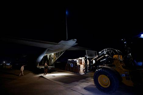 Punaisen Puolikuun järjestämiä avustustarvikkeita lastattiin lentokoneeseen Bagdadin lähellä sijaitsevassa lentotukikohdassa maanantaina.