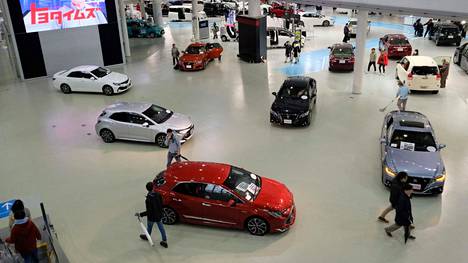 Asiakkaita maailman suurimman autonvalmistajan Toyotan näyttelytilassa Tokiossa. 