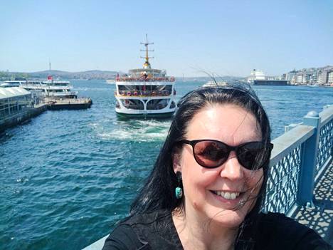 Istanbulin jakava Bosporinsalmi on yksi miljoonakaupungin sydämistä. Anne Özay kuvattuna Kultaisen sarven ylittävällä Galata-sillalla.