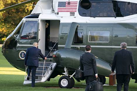 Trump astui helikopteriin, joka kuljetti hänen sairaalaan positiivisen koronatestituloksen jälkeen 2. lokakuuta.