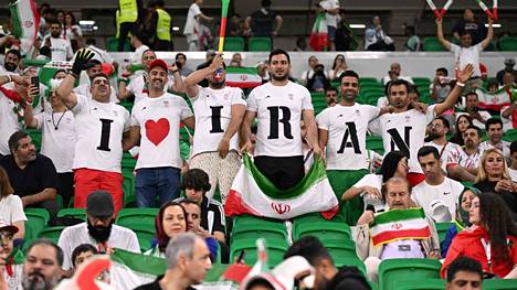 Iranilaisia kannattajia Iran–Yhdysvallat-ottelussa.