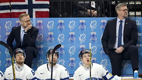 Jukka Jalonen (oik.) on ihmeissään Kansainvälisen jääkiekkoliiton sääntöpolitiikasta.