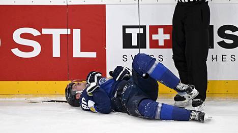 Saku Mäenalanen loukkaantui MM-kisojen avausottelussa.