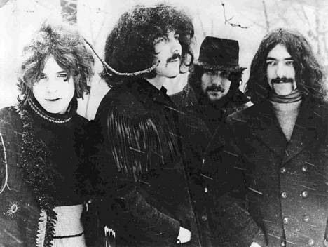 Vuonna 1969 Ison-Britannian Birminghamissa perustettua Black Sabbathia on usein kutsuttu maailman ensimmäiseksi heavy metal -yhtyeeksi. Sen klassinen kokoonpano on Ozzy Osbourne (laulu), Tony Iommi (kitara), Bill Ward (rummut) ja Geezer Butler (basso).