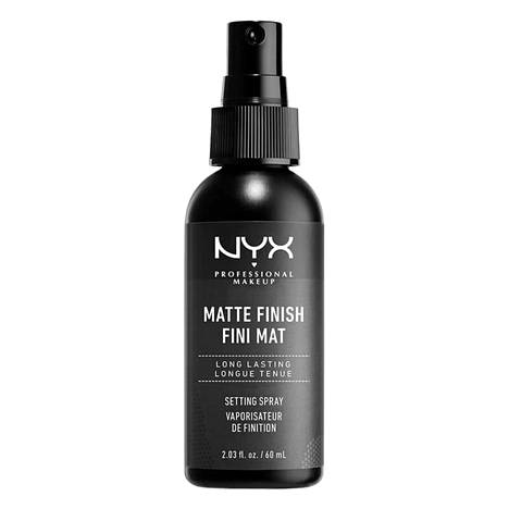 Nyx Professional Makeup Make Up Setting Spray Matte Finish -meikinkiinnityssuihke kiinnittää meikin paikoilleen ja jättää sille mattapinnan, 10,90 € / 60 ml.