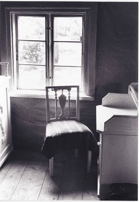 Aino Kallas viihtyi pienissä työkammioissa, joissa oli vain tuoli ja työpöytä. 
