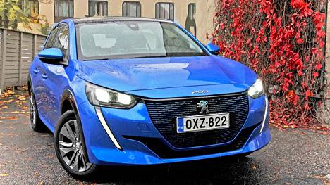 Peugeot on ottanut uuden 208:n menestyksestä kaiken irti. Sähköversio e-208:n erottaa muista sinisestä etumaskista.