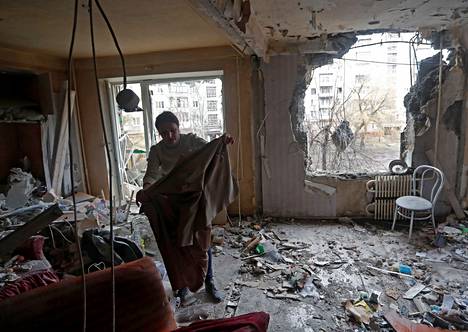 Nainen tutki kotinsa tuhoja Horlivkan kaupungissa itäisessä Ukrainassa keskiviikkona.
