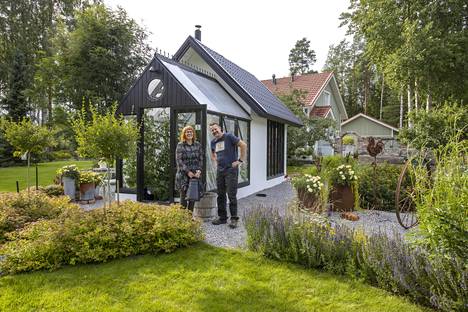 Kirsi Elgin ja hänen miehensä Juha Viinikaisen puutarha voitti vastikään avoimet puutarhat -palkinnon.