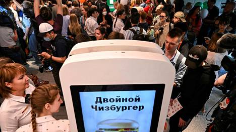 Vkusno i totska -ravintolan avajaisiin oli yleisöryntäys kesäkuussa Moskovassa. Nyt asiakkaat ovat valittaneet tuotteiden laadusta. 