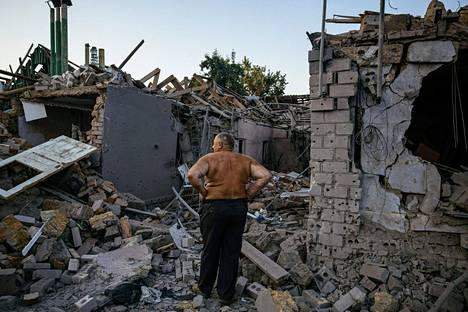 Ukrainalaismies katseli venäläisten ohjusiskussa tuhoutunutta kotitaloaan Mykolaivissa tiistaina.