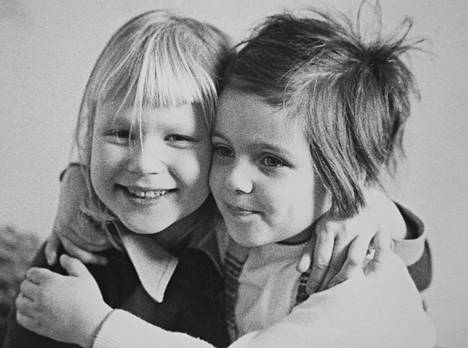 Bestikset. ”Rakkain ystäväni Miila Huttunen ja minä vuonna 1971.”