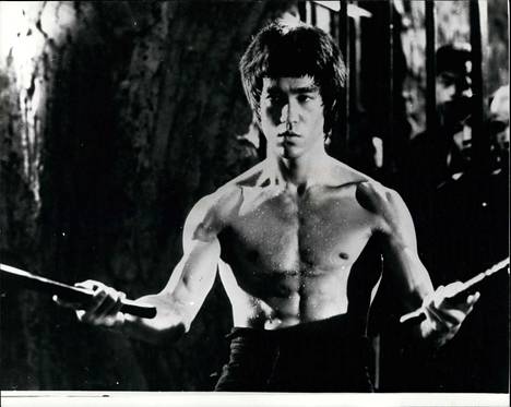 Bruce Lee elokuvassa Lohikäärmeen kidassa.