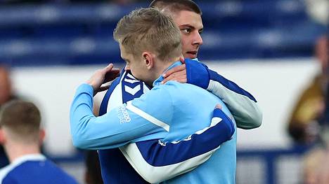 Ukrainan maajoukkuepelaajat Evertonin Vitali Mykolenko (tummemmassa asussa) ja Manchester Cityn Oleksandr Zintshenko lohduttivat toisiaan viime viikonloppuna valioliigaottelun alkuverryttelyssä. 