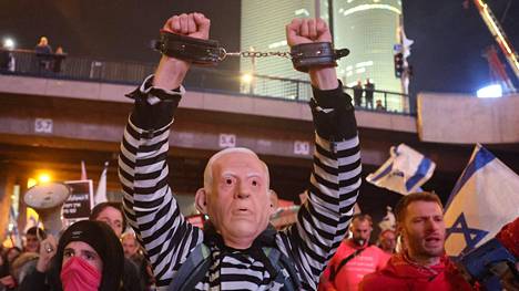 Mielenosoittajat vastustivat Tel Avivissa pääministeri Benjamin Netanjahun hallintoa ja politiikkaa lauantaina.