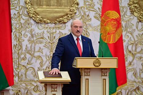 Aljaksandr Lukashenka vannoi presidentin valan syyskuussa 2020. Hän on hallinnut maata 27 vuotta, eli pidempään kuin Kekkonen Suomea.