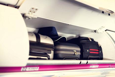 Liikaa tilaa vievät matkalaukut aiheuttavat koneessa närää.