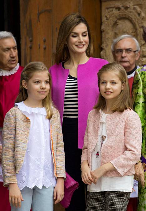 Kuningatar Letizia vaikutti olevan ylpeä reippaista tyttäristään Sofiasta ja Leonorista.