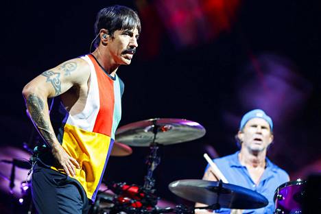 Red Hot Chili Peppersin laulaja Anthony Kiedis Sveitsissä heinäkuun puolivälissä. Taustalla Chad Smith.