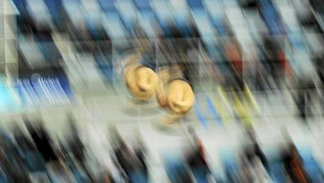 Kohta molskahtaa. Meksikon German Sanchez ja Ivan Garcia hyppäävät miesten uimahyppykisassa Pekingin Vesikuutiossa Kiinassa. Uimahyppyjen World Series 2012 -kisan voitti Kiinan Cao Yuan ja Zhang Yanquan. Vesikuutio tuli tunnetuksi vuonna 2008 Pekingin olympialaisten uima-areenana.