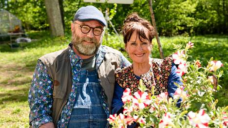 Sinikka Sokka ja Pertti Sveholm ovat iloisia yhteisestä työprojektista, sillä he eivät ole koskaan aiemmin näytelleet yhdessä. Tv-lehti vieraili Kämppikset-sarjan idyllisellä kuvauspaikalla kesäisenä hellepäivänä.