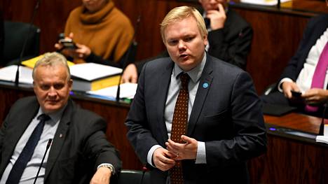 Keskustan eduskuntaryhmän puheenjohtaja Antti Kurvinen sanoi, että turvapaikanhakijamäärät ovat laskeneet sen jälkeen, kun perussuomalaiset ”menivät sekaisin, riitautuivat ja lähtivät hallituksesta”.