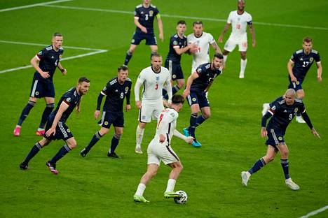 Englannin Jack Grealish pärjää pallollisena ruuhkaisissakin paikoissa. Kuva Skotlanti-ottelusta.
