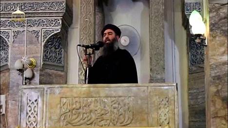 Abu Bakr al-Baghdadin uskotaan olevan tässä kuvassa esiintyvä mies. Kuva on otettu mahdollisesti hänen ensimmäisessä julkisessa esiintymisessään Mosulissa.