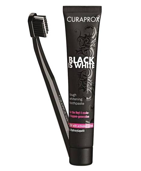 Curaprox Black is White -hammastahna 90 ml & erikoishellä hammasharja 24,90 €, mm. apteekit ja Sokos. Hammastahnassa on myös sininen optinen filtteri, joka taittaa keltaisuuden pois.