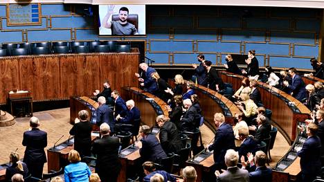 Ukrainan presidentti Volodymyr Zelenskyi puhui etäyhteydellä Suomen eduskunnalle huhtikuussa 2022.