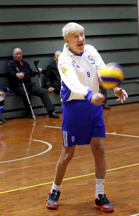 Jaakko Estola on urheillut lähes koko ikänsä. Välillä lajina on ollut koripallo, välillä pesäpallo. Eläkeiässä hänestä tuli lentopalloilija.