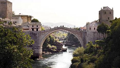 Stari most eli vanha silta on Mostarin kruunu. Sen reunalta nuorukaiset tekevät huimia loikkia jokeen.