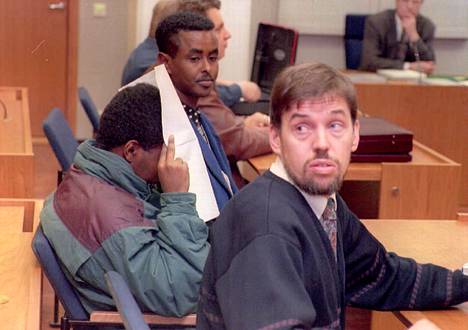 Abdigadir Osman Hussein oikeudessa syytettynä Tuuli Ikosen puukotuksesta vuonna 1995. Kuvassa kasvojaan peitellyt syytetty puolustusasianajajansa Vesa Laukkasen ja tulkkinsa välissä.