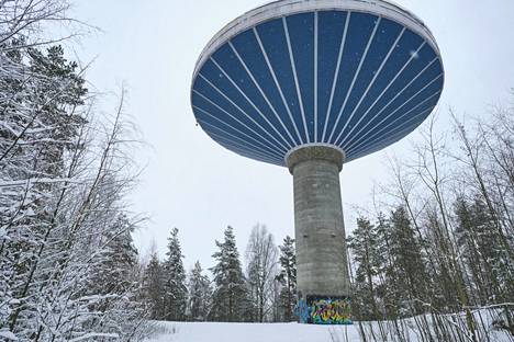 Kuokkalan valaistu vesitorni on yksi Jyväskylän tunnettuja maamerkkejä.