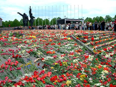 Цветы у памятника советским воинам в Риге в августе.