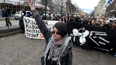 Anarkistit marssivat vappuna eri puolilla Suomea – näitä välineitä poliisi  ei mielenosoittajilla hyväksy - Kotimaa - Ilta-Sanomat