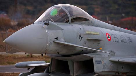 Eurofighter Typhoon laskeutumassa Naton lentotukikohtaan Albaniassa maaliskuun alussa.
