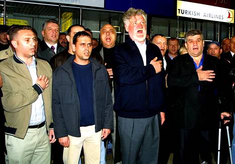 Praljak ja hänen entiset sotilaansa lauloivat Kroatian kansallislaulua Zagrebin lentokentällä ennen kuin Praljak matkasi Hollantiin antautuakseen Haagin Jugoslavia-tuomioistuimelle keväällä 2004.