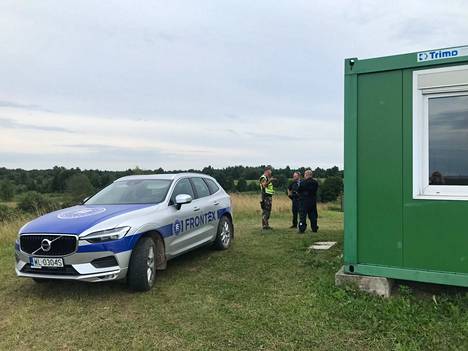 Suomalaiset partioivat yhdessä liettualaisen kollegansa kanssa Frontexin tarroilla merkityllä autolla. Se on läsnäolon näyttämistä sekä paikallisille että myös Valko-Venäjän suuntaan.