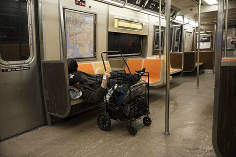 Metrojunat kulkevat lähes tyhjillään. Monissa vaunuissa on vain kodittomia.