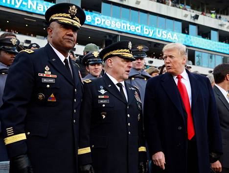 Mark Milley ja Donald Trump maavoimien ja laivaston välisessä jalkapallopelissä joulukuussa 2018. Milleyn toimet Trumpin virkakauden aikana ovat joutuneet suurennuslasin alle.