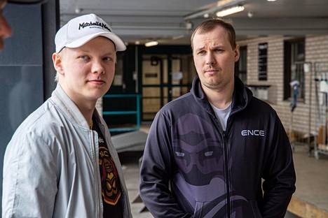 Räsänen (oikealla) valmentaa muun muassa Jere ”sergej” Saloa, joka oli yksi vuoden 2019 parhaimmista pelaajista koko maailmassa.