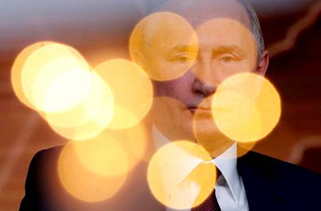 Vladimir Putin on toiminut Venäjän presidenttinä vuodet 2000-2008 ja vuodesta 2012 näihin päiviin asti. Välissä Putin toimi pääministerinä, kun ei voinut hallita kahta kautta enempää. Myöhemmin perustuslakia muutettiin, ja nyt Putin voi hallita rajattomasti.