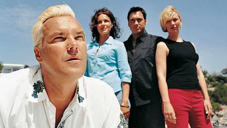 2000: Lomalla-elokuvassa mies esiintyi blondina (vas.). Ohjaaja oli edelleen sama eli Aleksi Mäkelä.